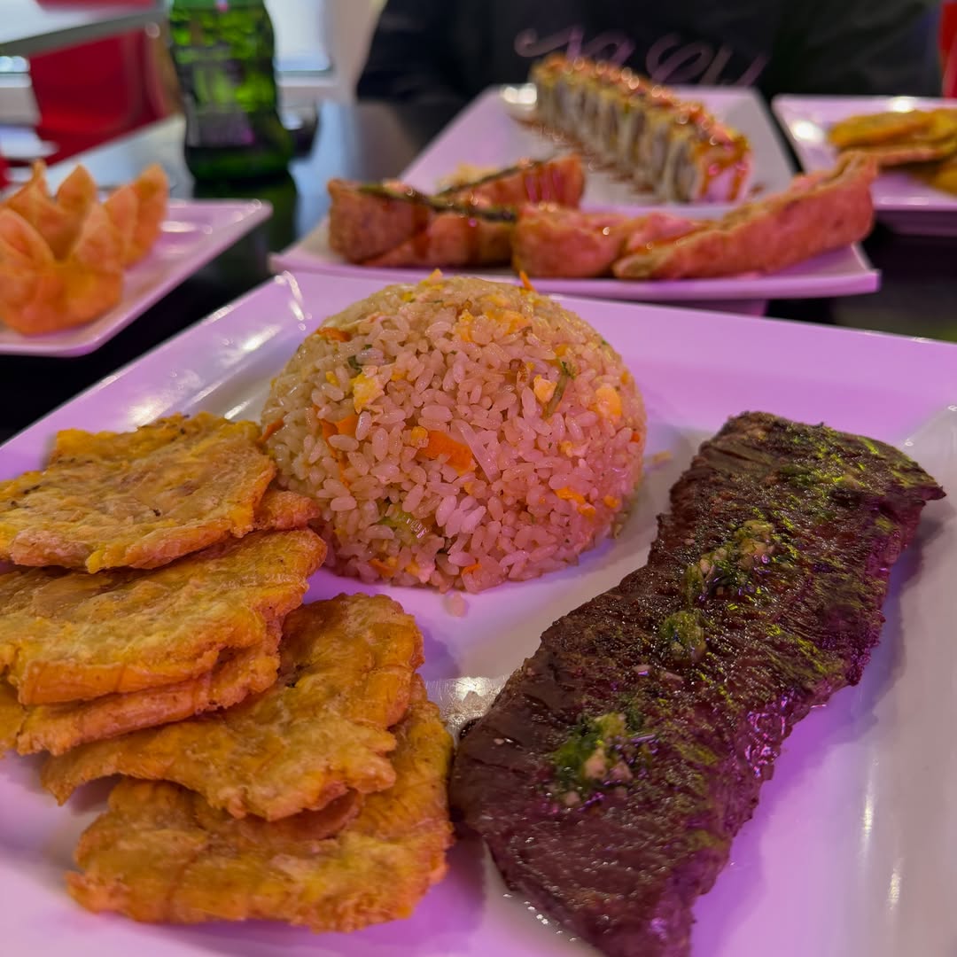 Plato principal con arroz frito, carne y tostones servido en Koki Roll