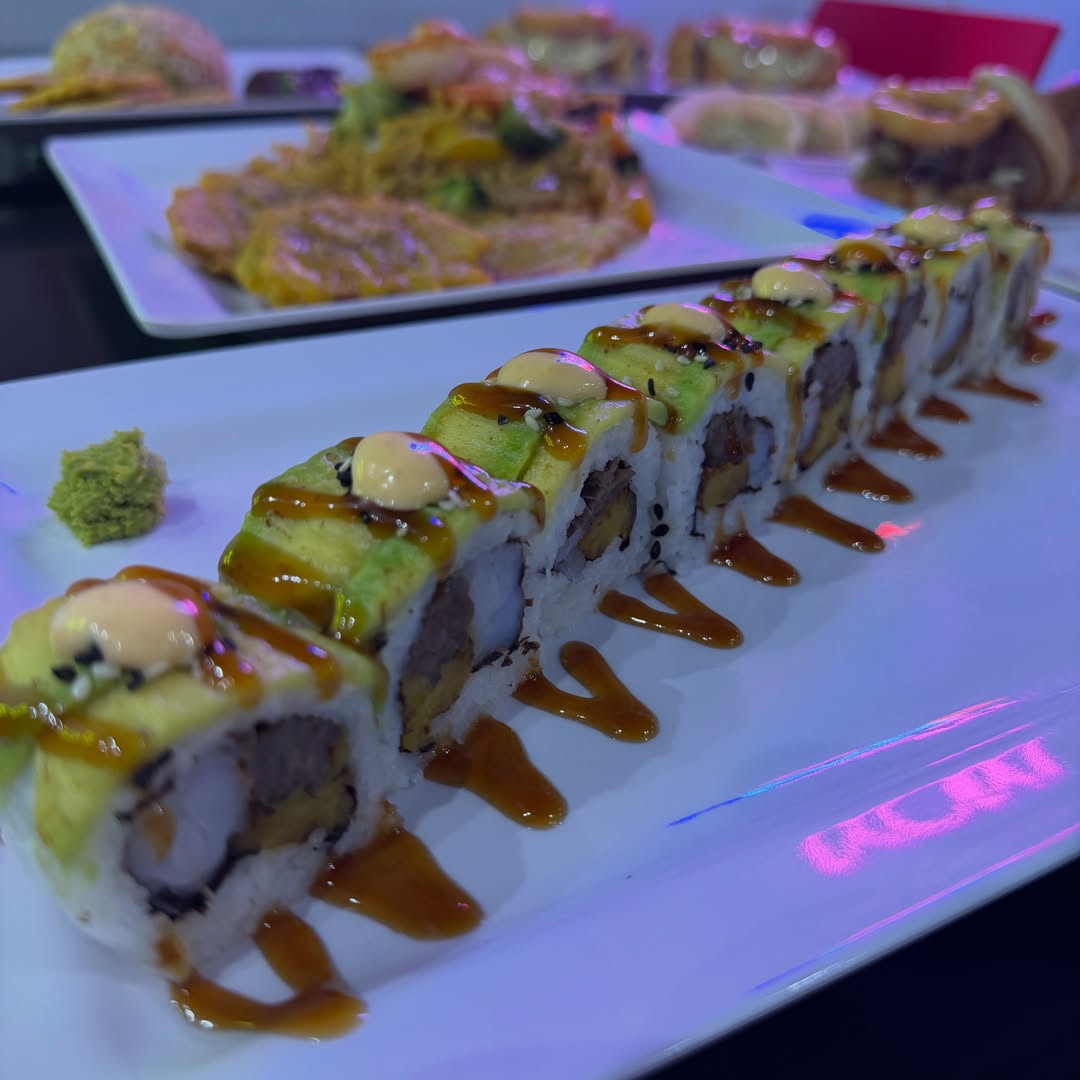 Roll de sushi servido en Koki Roll